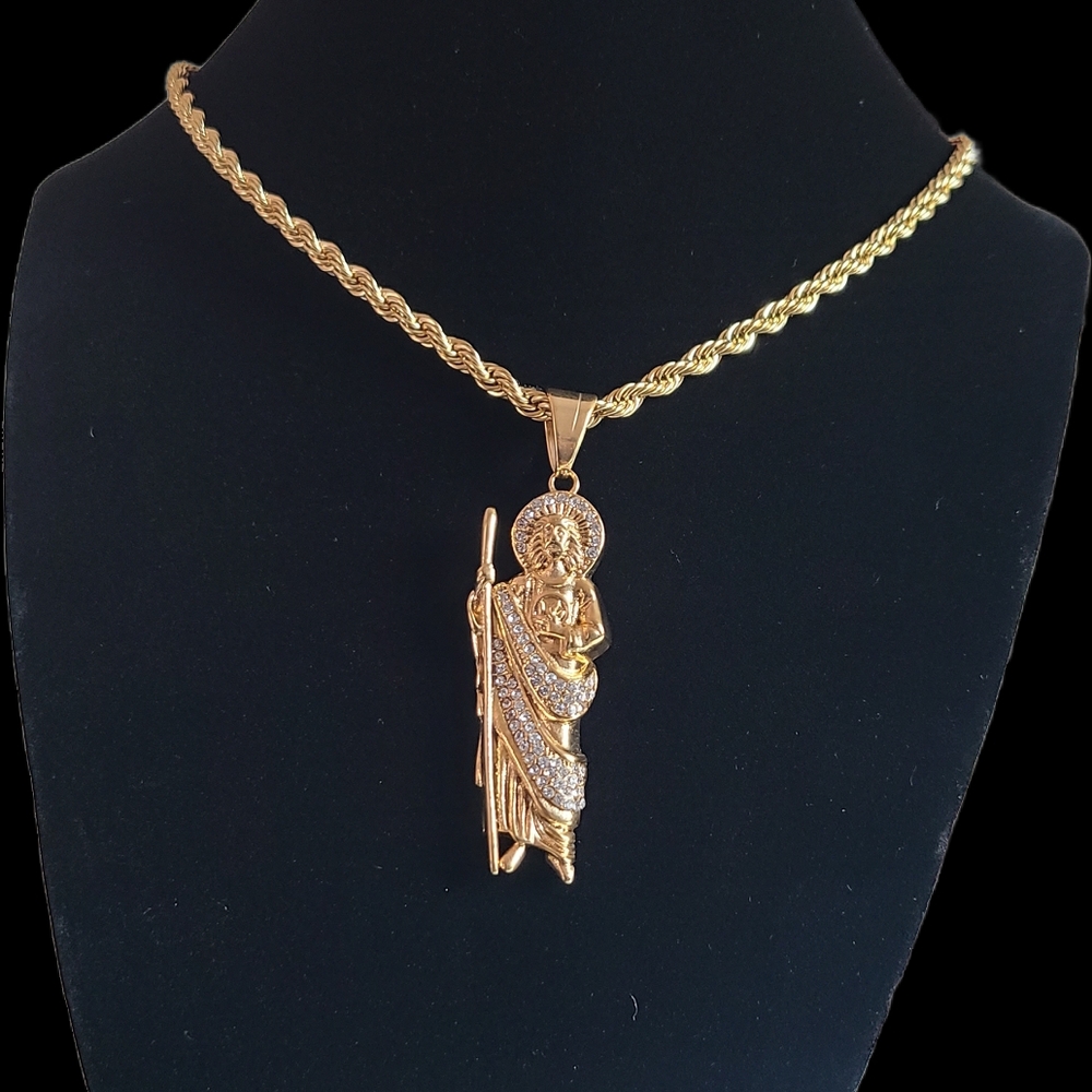 Elegant Gold Pendant Necklace